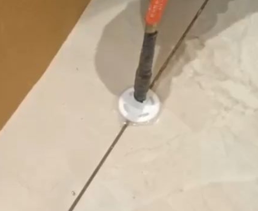 达拉特瓷砖空鼓维修公司专业解答瓷砖在铺贴过程中，如果没有涂抹均匀到位的粘结材料（如水泥砂浆或瓷砖胶），可能会导致以下问题